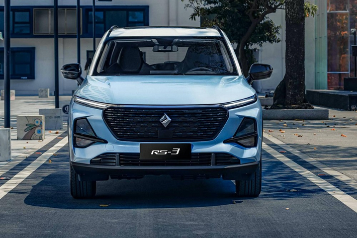 Được phát triển dựa trên cơ sở gầm bệ R mới nhất do liên doanh SAIC-GM-Wuling (SGMW) phát triển, RS-3 cũng sử dụng ngôn ngữ thiết kế "hình dạng liên sao" của thương hiệu Baojun. Trên đầu xe xuất hiện lưới tản nhiệt và logo mới. Nối liền với lưới tản nhiệt là dải đèn LED định vị ban ngày thanh mảnh. Ngoài ra, mẫu xe SUV Baojun RS-3 còn đi kèm cụm đèn pha chia đôi hầm hố, nằm bên dưới dải đèn LED định vị ban ngày và chắn bùn trước phồng lên.
