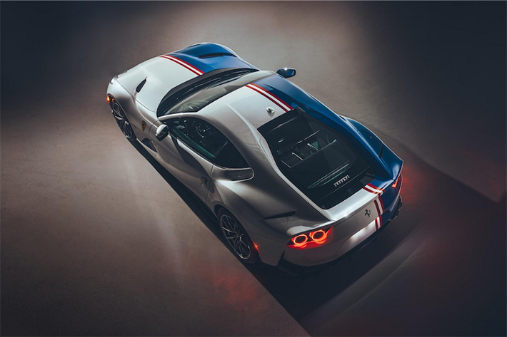 Theo đó, chương trình Tailor Made của Ferrari sẽ đưa ra ba hướng đi cho khách hàng. Đầu tiên là “Scuderia Collection” với thiên hướng thiết kế những chiếc xe thương mại theo phong cách đến từ những chiếc xe đua của Ferrari.