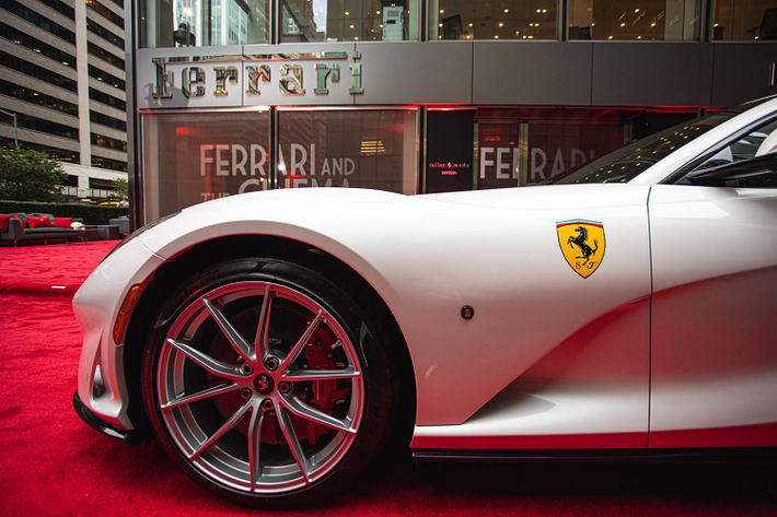 Bên cạnh đó, trung tâm Tailor Made của Ferrari tại New York cũng là một showroom tiêu chuẩn với dịch vụ cá nhân hóa tiêu chuẩn, trưng bày năm xe cùng một lounge dành cho chủ nhân của những chiếc Ferrari tới và tận hưởng không gian tại đây.
