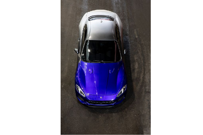 Là một phiên bản đặc biệt nhằm tạm biệt bộ đôi GranTurismo và GranCabrio, Maserati GranTurismo Zeda mới sở hữu một diện mạo vô cùng ấn tượng với "bộ cánh" phối 3 màu cực lạ mắt. Phần đầu xe, GranTurismo Zeda được sơn màu xanh dương truyền thống của thương hiệu "Cây đinh ba Ý", chuyển sang phần hông lại được sơn màu xám ánh kim và phần đuôi xe là màu trắng satin.