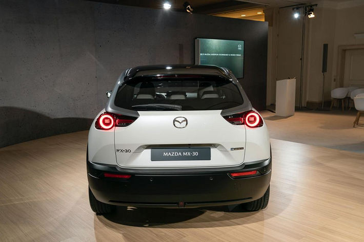 Đợt mở bán sớm của Mazda MX-30 dự kiến bắt đầu vào Tháng 3/2020 ở một vài thị trường châu Âu với kế hoạch vận chuyển khoảng nửa cuối 2020 và tại thị trường UK là 2021.
