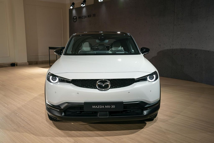 Mức giá bán Mazda MX-30 2020 chạy điện dự kiến sẽ từ khoảng 33,990 Euro tại Đức (tương đương 866 triệu đồng).