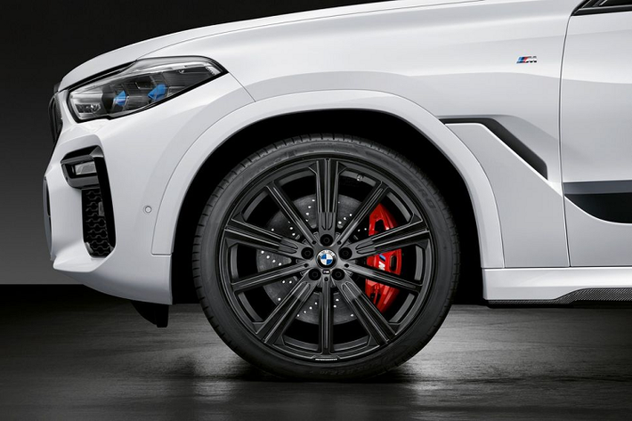 Bước vào bên trong khoang cabin, BMW X5 M và X6 M nổi bật với vô-lăng M-Performance truyền thống với da Alcantara kết hợp sợi carbon (tuỳ chọn). Khách hàng cũng có thể yêu cầu thêm lẫy chuyển số bọc sợi carbon.