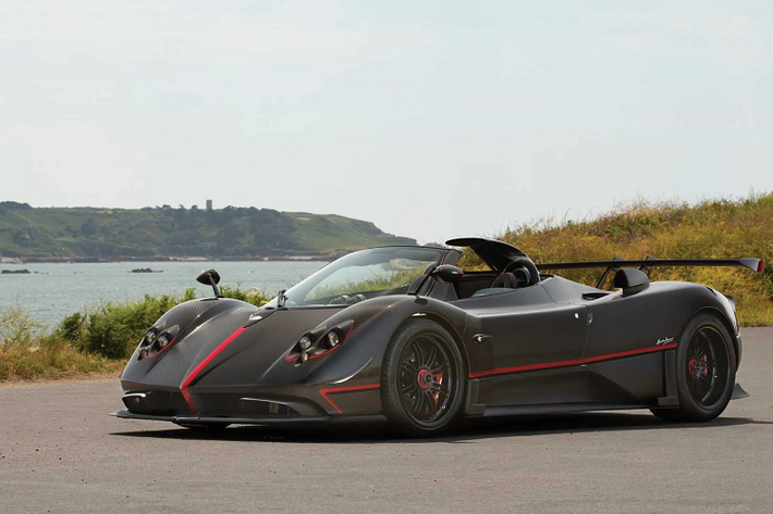 Tuy nhiên, không giống như hầu hết các mẫu Zonda khác, chiếc Aether này lại được “ưu ái” trang bị hộp số sàn 6 cấp, khiến chiếc xe mui trần này trở nên “quý hiếm” hơn. Có lẽ đây là một trong những nguyên nhân khiến chiếc xe được bán với mức giá cao đến như vậy.