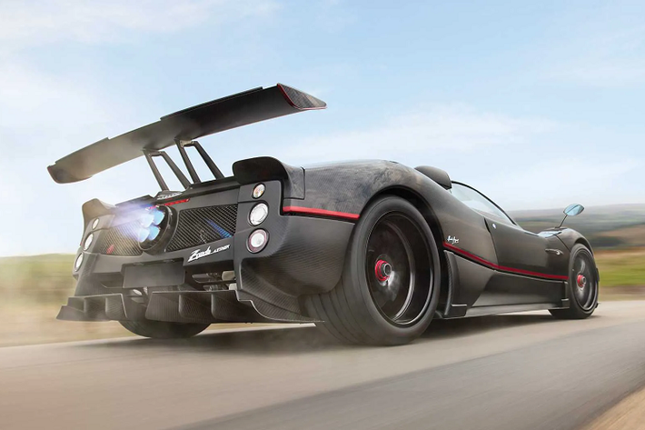 Tương tự như Riviera, chiếc xe Zonda Aether đấu giá mang những nét đặc trưng của dòng “760” không chỉ về thiết kế mà cả về khối động cơ V12 dung tích 7.3L hút khí tự nhiên do AMG phát triển, cho công suất lên tới 749 mã lực.