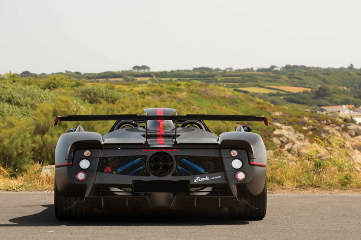 Ngoài ra, chiếc Zonda Aether này được trang bị bảng đồng hồ dạng kim truyền thống đi kèm toàn bộ các tính năng có đèn báo hiển thị riêng biệt, khiến bất cứ tài xế nào cũng phải choáng ngợp khi lần đầu tiên liếc qua...