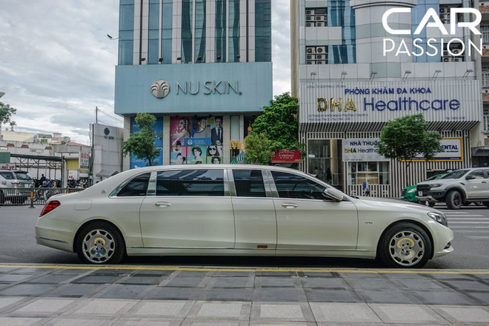 Cụ thể, giá bán Mercedes-Maybach S600 Pullman rơi vào khoảng 600.000 USD và sẽ ngốn của chủ nhân không dưới 1,5 triệu USD (khoảng 34,8 tỷ đồng) để có thể ra biển lăn bánh tại Việt Nam. Vậy chiếc xe siêu sang này có gì đặc biệt với giá bán cao ngất ngưởng như vậy ?