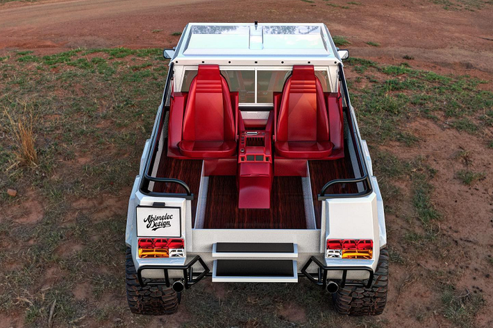 Tuy nhiên, chiếc xe thám hiểm Lamborghini LM002 “Safari” này cũng được pha trộn một phong cách hoang dã hơn khi phần thùng xe phía sau được ốp gỗ và bố trí hai ghế ngồi sang trọng. Cặp ghế này, cùng với bảng điều khiển phía sau và khoang nội thất bên trong đều được sử dụng những vật liệu cao cấp nhất (theo người thiết kế).