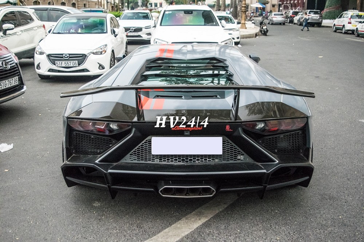 Lamborghini Aventador LP720-4 50º Anniversario là một phiên bản giới hạn chỉ có 200 chiếc trên toàn thế giới chia đều cho bản Coupe và mui trần. Mẫu siêu xe này đánh dấu kỷ niệm 50 năm ngày thành lập thương hiệu Lamborghini. Số lượng quá ít ỏi vì thế không chỉ chủ xe Lamborghini Aventador LP700-4 tìm cách độ body kit LP720-4 50º Anniversario.