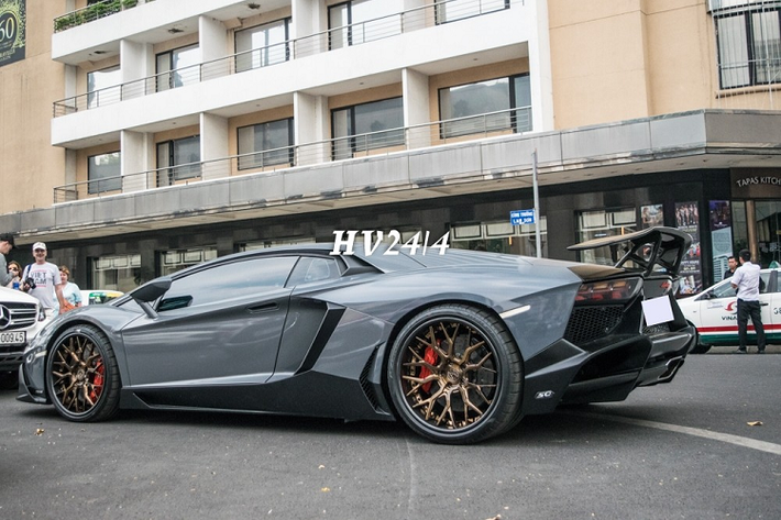Xe khoác áo màu xám xi-măng cùng tông đen và bộ body kit LP720-4 50º Anniversario có một không hai tại Việt Nam được sơn đen nhám rất cá tính.
