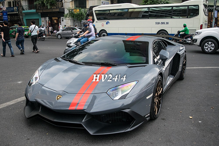 Sau khi trải nghiệm nhiều chiếc siêu xe khác nhau từ Audi R8 V10 Plus, McLaren 570S cho đến Lamborghini Huracan LP610-4 độ Verona Edizione của hãng độ Vorsteiner, Công tử Bạc Liêu này đã sắm chiếc Lamborghini Aventador LP700-4 độ LP720-4 50º Anniversario có một không hai tại Việt Nam.