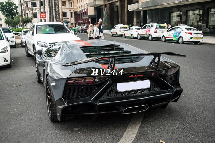 Vẻ đẹp siêu xe Lamborghini Aventador LP700-4 độ body kit LP720-4 50º Anniversario của "công tử" Bạc Liêu. Xe được chủ nhân sơn lại dòng chữ Lamborghini thành màu đỏ.