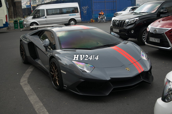 Mới đây, một dân chơi ở Bạc Liêu đã sắm chiếc siêu xe Lamborghini Aventador độ body kit LP720-4 50º Anniversario có một không hai tại Việt Nam. Tại đất Bạc Liêu, do thường xuyên mua siêu xe về để chơi nên vị đại gia này được nhiều người gọi là công tử Bạc Liêu thế kỷ 21.