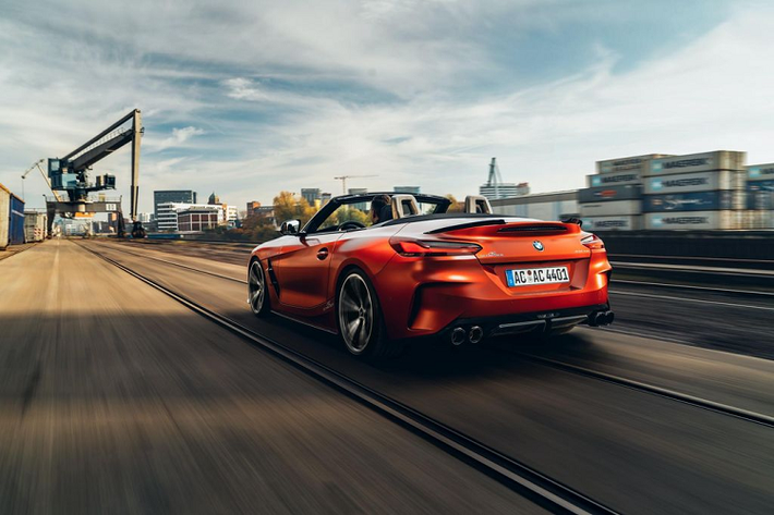 Hơn nữa, AC Schnitzer cũng cung cấp tùy chọn động cơ 2.0 lít 4 xy lanh Turbo nâng cấp trên hai mẫu Z4 20i và Z4 30i. Giống như Supra, bản độ BMW Z4 M40i cũng được tân trang với cụm mặt sau thể thao với bộ 4 ống xả ‘Carbon Thể thao’ hay ‘Đen Thể thao’ trong khi tùy chọn ống xả kép xuất hiện trên 2 phiên bản Z4 20i & 30i.