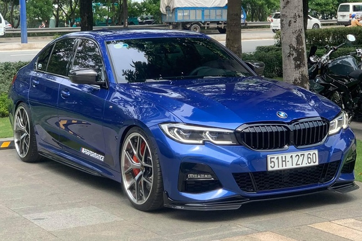 Tại thị trường Việt Nam, giá xe BMW 330i M Sport bản nâng cấp mới chính hãng bán ra khoảng 2,38 tỷ đồng. Tuy nhiên, chiếc xe BMW 330i độ trong bài viết này được xem là đầu tiên ở Việt Nam với một số món trang trí ở ngoại hình và đặc biệt là bộ mâm có kích thuớc lớn.