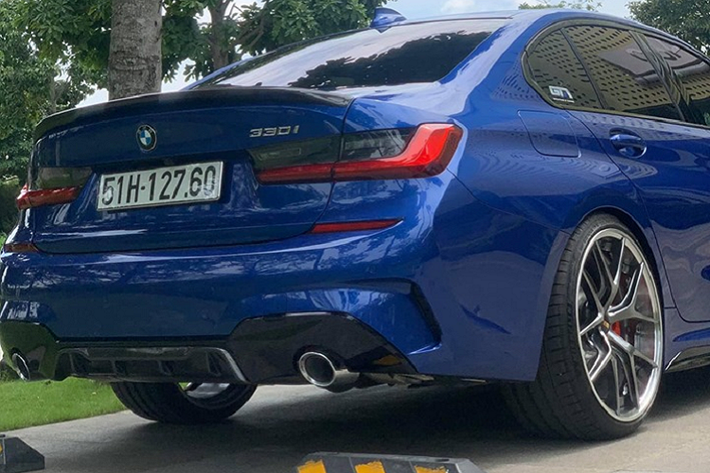 Phiên bản thể thao BMW 330i M Sport 2019 có những khác biệt ở kiểu dáng thiết kế bao gồm: Cản trước và cản sau phong cách thể thao M Sport, mâm xe hợp kim 18 inch M Sport, hệ thống phanh M Sport, vô-lăng bọc da kiểu thể thao M Sport, nội thất bọc da Vernasca cao cấp và ốp Nhôm thiết kế Tetragon.