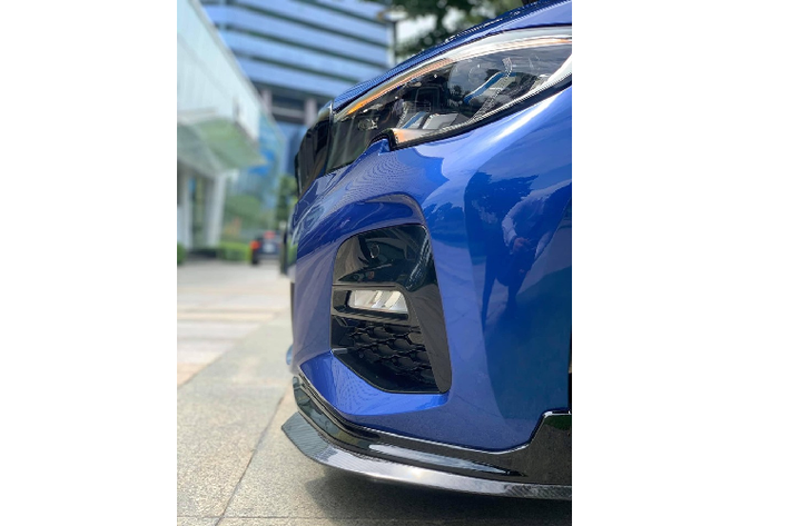 Sức mạnh vận hành BMW 330i M Sport mới tương đương đối thủ chính là Mercedes C 300 AMG (Động cơ 2.0L mạnh công suất 258 mã lực, mô-men xoắn 370 Nm, tăng tốc 0-100 Km/h trong 5,9 giây). Xe trang bị hệ thống treo M Sport, hệ thống lái biến thiên thể thao mang đến những trải nghiệm lái thú vị hơn cho người cầm lái.