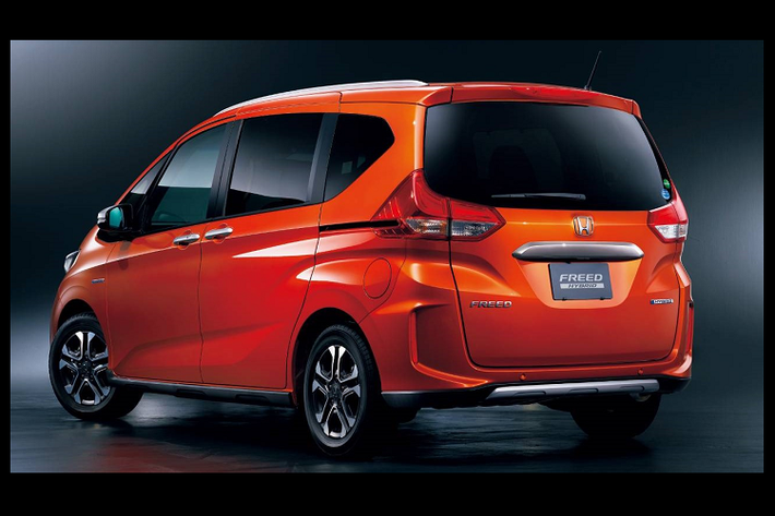 Bên trong nội thất, Honda Freed hoàn toàn mới này được trang trí thêm ốp viền tap lô bằng gỗ ép nằm trên bảng điều khiển. Ghế ngồi bọc giả da với hoa văn in kỹ thuật số.