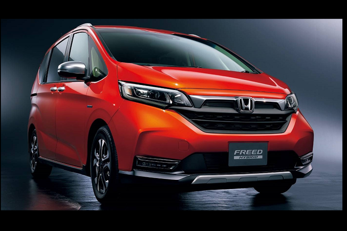Điểm mới của Freed 2020 chính là phiên bản Crosstar với một số nâng cấp về ngoại hình. Xe thay đổi ở bộ lưới tản nhiệt phía trước, cản trước với tấm trượt, đường ray mái, bánh xe hợp kim, đèn sương mù LED, cũng như tay nắm cửa sơn màu xám và nắp gương. Chiếc Freed Crosstar còn được trang bị dàn ốp nhựa đen ở đầu và cánh gió bên.
