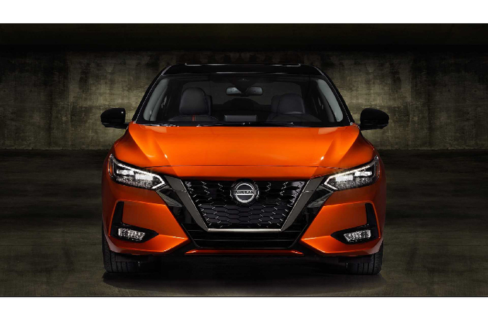 Nissan cung cấp cho Sentra 2020 động cơ 4 xy-lanh thẳng hàng (I4) dung tích 2.0 lít hút khí tự nhiên nhằm thay thế cho động cơ 1.8 lít cũ, động cơ mới cho công suất 149 mã lực và mô-men xoắn cực đại 197Nm. Sức mạnh được truyền xuống cầu trước (FWD) thông qua hộp số tự động biến thiên vô cấp X-tronic.