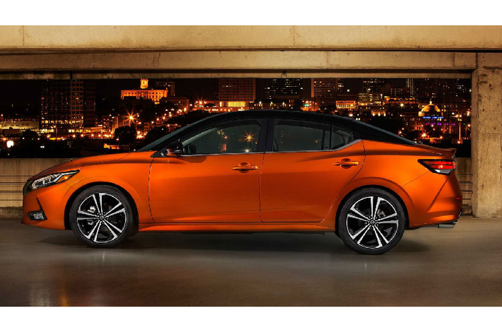 Về thiết kế, Nissan Sentra mới sở hữu phong cách thiết kế nam tính và sắc sảo hơn trước. Ở phần đầu xe, mặt ca-lăng nổi bật tạo hình chữ V theo ngôn ngữ thiết kế ‘’V-Motions’’ đặc trưng mà Nissan đang theo đuổi, cụm lưới tản nhiệt cho cảm giác to lớn hơn. Đèn pha và đèn hậu LED được tái thiết kế.