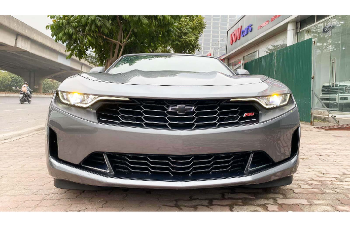 Sau chiếc Coupe về Việt Nam hồi tháng 10/2019 vừa qua, mới đây một doanh nghiệp tư nhân khác tại Hà Nội vừa tiếp tục đưa về thêm một chiếc Chevrolet Camaro 2019 mới nhưng là phiên bản RS Convertible.
