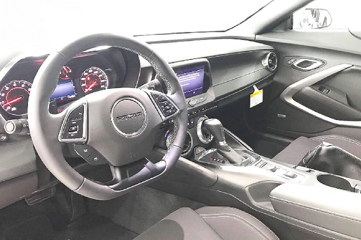 Bên trong nội thất của Camaro 2019 sở hữu ghế ngồi bọc vải nỉ cao cấp, hàng ghế trước chỉnh điện đa hướng. Phía sau là 2 ghế nhỏ dành cho trẻ em hoặc để đồ thiết kế giống những chiếc xe thể thao Mỹ có cấu hình 2 + 2 khác. Vô-lăng 3 chấu bọc da, đáy vát tích hợp nhiều phím chức năng xử lý nhanh hỗ trợ người lái trong đó có lẫy chuyển số thể thao.