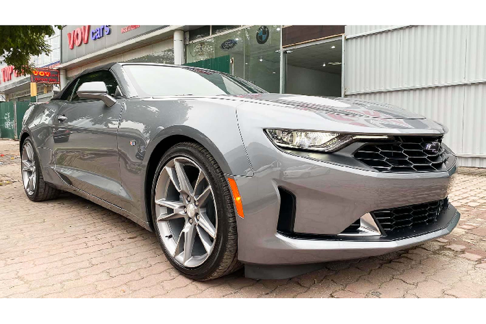 Phiên bản Chevrolet Camaro Convertible 2019 mui trần mới này được hãng xe Mỹ nâng cấp một diện mạo mới. Điểm khác biệt lớn so với phiên bản hiện tại nằm ở đầu xe với đèn pha LED nối liền lưới tản nhiệt cỡ lớn hình chữ ''X'' với đường viền LED nhẹ nhàng tinh tế.