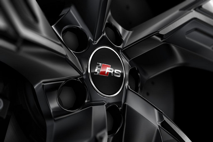Hiện tại, gói trang bị ’25 Years of Audi RS’ đang được Audi Sport mở cửa đặt mua với mức giá từ 10.411 USD cho mẫu TT RS Coupe (240 triệu đồng), 12.137 USD (280 triệu đồng) cho RS4 Avant, RS5 Coupe và RS5 Sportback tại thị trường Đức.