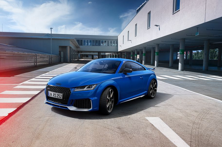 Gói trang bị Audi Sport mới sẽ xuất hiện trên các mẫu TT RS Coupe, RS4 Avant, RS5 Coupe, RS5 Sportback, RS6 Avant và RS7 Sportback. Gói trang bị mang một làn gió mới trên cả nội – ngoại thất, đưa những fan ruột của Audi trở về những ngày tháng của mẫu RS2 huyền thoại. Hiện tại, gói trang bị mới xuất hiện tại Đức và một số nước châu Âu nhưng trong tương lai có thể được cung ứng toàn cầu.
