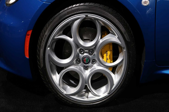 Xe được trang bị bộ mâm năm chấu dạng vòng đặc trưng của xe thể thao Alfa Romeo, sơn màu bạc, để lộ hệ thống phanh bên trong với cùm phanh màu vàng. Hãng xe này cũng không quên đính thêm vào sau cửa xe một logo “Italia” cùng dải ba màu xanh – trắng – đỏ nhằm đánh dấu phiên bản đặc biệt này.