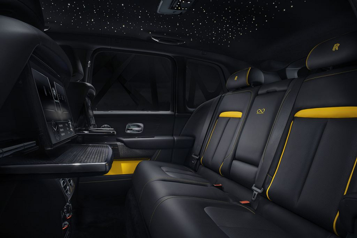 Cũng như Spirit of Ecstasy, lưới tản nhiệt Patheon và hai chữ R lồng vào nhau, trần xe kiểu bầu trời sao cũng trở thành một biểu tượng độc đáo của Rolls-Royce. Sự hiện diện của bầu trời sao trên Black Badge Cullinan càng làm không gian nội thất nổi bật hơn bằng cách chiếu ánh sáng êm dịu lên bề mặt các ghế da cao cấp.