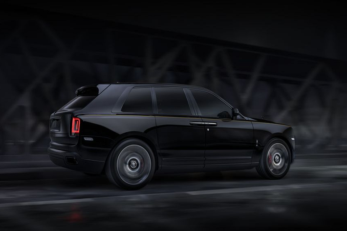 Sự thay đổi này kéo theo các biến đổi khác trên Cullinan Black Badge. Biểu tượng hai chữ R tại các vị trí đầu xe, hai bên hông xe và phần đuôi sau được đổi từ nền bạc chữ đen sang nền đen chữ bạc. Trong khi các bề mặt như đường viền quanh lưới tản nhiệt, nẹp cửa sổ, tay mở nắp khoang hành lý, bậc khoang hành lý, nan hốc hút gió phía dưới và đuôi ống xả được chuyển thành màu đen.