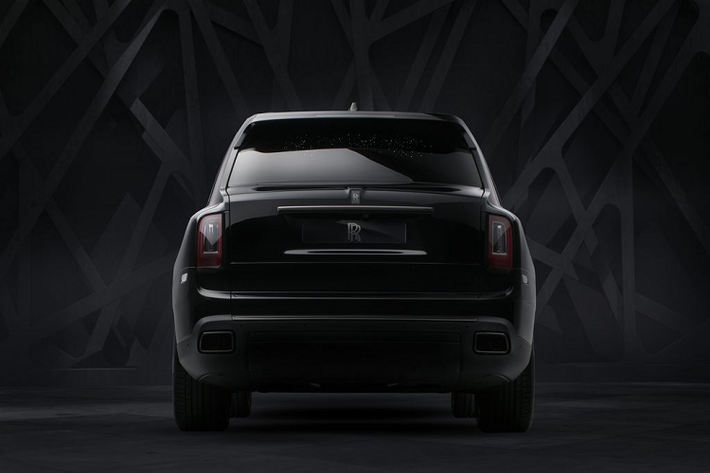 Ngoài ra, Cullinan Black Badge được thừa hưởng từ hộp số và cơ cấu điều khiển bướm ga Bespoke, giúp tạo nên khả năng tăng tốc vượt trội mà không làm giảm đi trải nghiệm sang trọng vốn có của Rolls- Royce. Hệ thống truyền động, hộp số ZF 8 cấp, cung cấp với hệ thống lái bốn bánh được điều khiển tự động một cách hài hòa tùy thuộc vào tác động của người lái lên bàn đạp ga và vô-lăng.