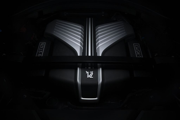 Chế tác của Cullinan Black Badge: Phiên bản màu đen huyền bí của hệ khung “The Architecture of Luxury”. Không chỉ mang lại độ cứng phi thường cho thân xe, hệ khung không gian này mà còn mang lại khả năng biến đổi linh hoạt cho phép Cullinan Black Badge được trang bị hệ thống dẫn động bốn bánh và hệ thống lái bốn bánh của Cullinan.