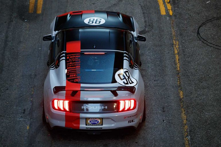 Khối động cơ V8 5.0 lít của Mustang GT đã được sửa đổi và kết hợp với bộ siêu nạp khổng lồ để cho ra công suất lên tới 700 mã lực và mô-men xoắn cực đại 827Nm. Hỗ trợ thêm cho động cơ mới là các ống xả cat-back MagnaFlow và hệ thống phanh hiệu suất Wilwood.