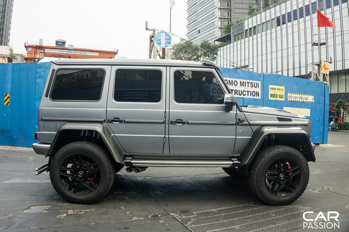 Được xây dựng trên cấu hình của thế hệ G-Class cũ, G500 4×4² gây ấn tượng với vẻ ngoài vuông vức đặc trưng cùng những đường gân dập nổi mạnh mẽ trên thân xe. Với khoảng sáng gầm lên đến 450 mm cùng khả năng lội nước lên đến 1.000 mm, cỗ máy off-road đỉnh cao này hứa hẹn sẽ giải quyết bất kì khó khăn nào đến từ nhiều lọa địa hình khác nhau.