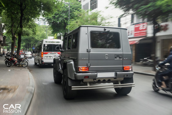 Bộ mâm 5 chấu kép hình ngôi sao với kích thước lên đến 22 inches được sơn đen bóng, bên trong là cùm phanh hiệu suất cao được sơn đỏ khá nổi bật đến từ AMG. Điểm nhấn nằm ở bộ lốp Pirelli Scorpion ATR với thông số “khủng” 325/55 R22 có khả năng đi off-road thuộc vào hàng tốt nhất.