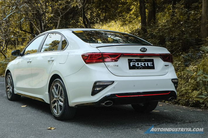 Tại thị trường Philippines, giá xe Kia Cerato 2019 bán ra từ 1,095 Php (tương đương khoảng 486 triệu đồng) cho bản chuẩn dùng động cơ 1.6L (không có tăng áp) 128 mã lực; bản GT cao cấp và mạnh mẽ hơn có giá từ 1,65 triệu Php (khoảng 732 triệu đồng).