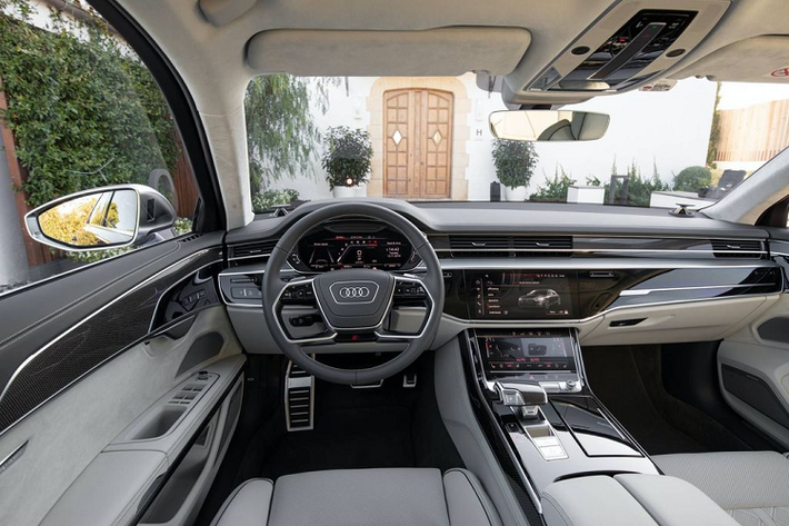 Về con số, trên Audi S8 2020 sẽ có không dưới 38 hệ thống hỗ trợ người lái, chia làm 2 gói là City và Tour. Nổi bật trong số đó phải kể tới Hỗ trợ hành trình thích ứng – tính năng tổng hợp của Kiểm soát hành trình thích ứng, Hỗ trợ tắc đường và giữ làn đường, cảm biến 360 độ của Audi và hơn thế nữa.