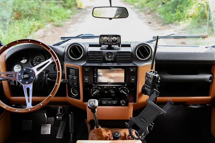 Về ngoại thất, bản độ Land Rover Defender ECD được sơn phủ "bộ cánh" màu lá mạ Nara Bronze cùng điểm nhấn là một số chi tiết màu đen huyền bí, tạo nên cái nhìn nam tính và trần trụi cho tổng thể chiếc xe.