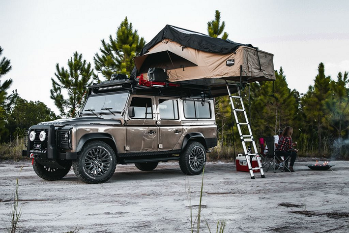 Mẫu Land Rover Defender độ ECD trong bài viết được sản xuất từ những năm 1991 với trang bị động cơ LS3 V8 6.2L cho ra công suất 430 mã lực cùng hộp số sàn 5 cấp.
