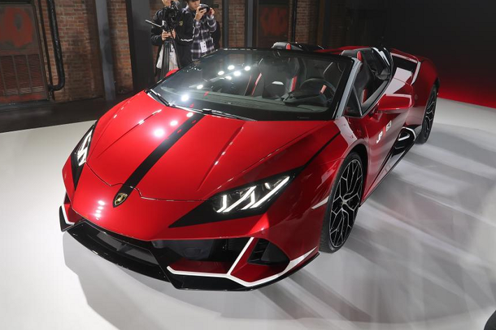 Tâm điểm là chiếc siêu xe Lamborghini Aventador SVJ Roadster JP63 được đặt tên là 歌 (Uta) – Song, chiếc Huracan EVO Spyder JP63 có tên シート (Mai) – Sheet và chiếc Urus có tên 伎 () – Trick. Được biết, cả ba chiếc xe này đều sẽ là độc nhất và hiện đã có chủ nhân.