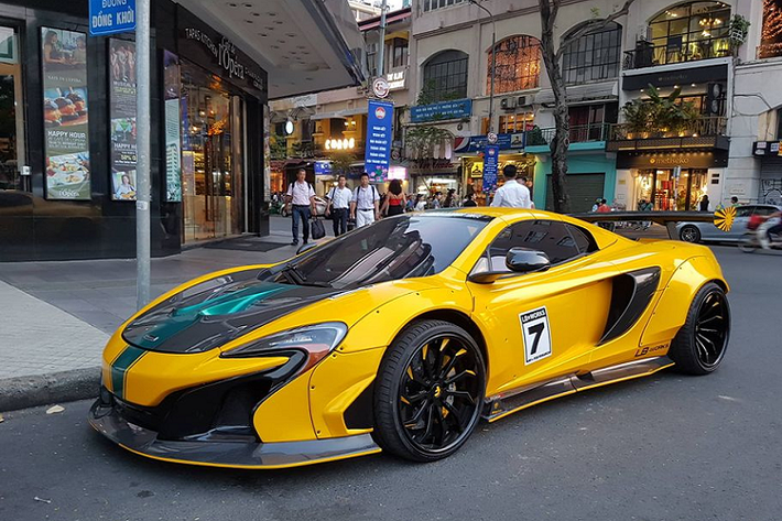 Theo đó, đây là lần thay đổi nổi bật nhất của chiếc siêu xe McLaren 650S Spider này kể từ khi về Việt Nam. Siêu phẩm nước Anh khoác lên mình bộ bodykit LibertyWalk từ nhà độ Nhật Bản và chuyển màu sơn ngoại thất từ từ màu cam sang màu vàng.