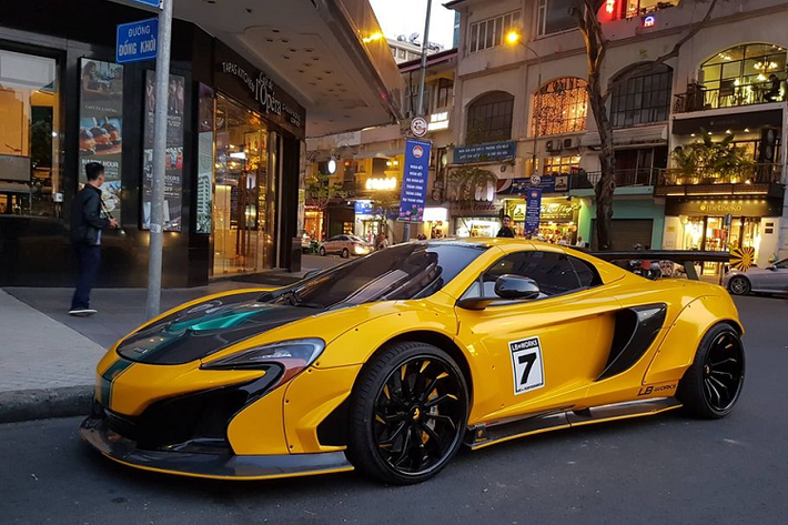 Về truyền động, siêu phẩm McLaren 650S Spider được trang bị động cơ tăng áp kép V8 3.8L cho ra công suất tối đa 641 mã lực và mô-men xoắn cực đại 678Nm, đi kèm với hộp số ly hợp kép 7 cấp. Từ đó, 650S Spider có thể tăng tốc từ 0 – 100 km/h trong chưa tới 3 giây, trước khi đạt vận tốc tối đa 333 km/h. Giá xe McLaren 650S khi về Việt Nam được chào bán từ 14 đến 16 tỷ đồng.