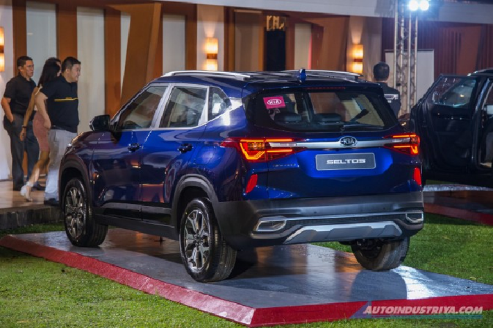 Được thiết kế tại studio ở Hàn Quốc, Kia Seltos 2020 mang kiểu dáng vuông vắn với chắn bùn mở rộng, đầu xe hiện đại và lưới tản nhiệt "miệng hùm" cải tiến. Những trang bị ngoại thất đáng chú ý của mẫu SUV cỡ B này bao gồm đèn pha thanh mảnh, cản trước có thiết kế hình xương, đường chân kính hất lên ở cột D, đèn hậu LED và 2 ống xả.