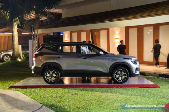 Có thể nói, Kia Seltos 2020 là mẫu xe được khách hàng Philippines mong đợi từ lâu. Mẫu xe này sẽ giúp hãng Kia chen chân vào phân khúc SUV cỡ B có tính cạnh tranh cao và ngày càng tăng trưởng ở Philippines. Tại thị trường Philippines, Kia Seltos 2020 được chia thành 3 bản trang bị là LX, EX và SX. Giá xe Kia Seltos mới ở thị trường Đông Nam Á này dao động từ 1,098 - 1,498 triệu Peso (khoảng 504 - 688 triệu đồng).