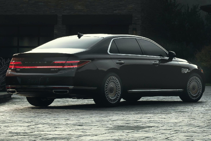 Phần đầu G90 facelift trông ấn tượng hơn với cụm lưới tản nhiệt đã được mở rộng hơn trước, nó “tràn” đến gần sát cản trước, cụm đèn pha được bố trí thêm một dải đèn LED kéo dài gần đến phần chắn bùn ở phía trước, nắp ca-pô được thiết kế dập nổi với các đường gân kéo dài bắt đầu từ dưới cùng của kính chắn gió và kết thúc ở biểu tượng Genesis.