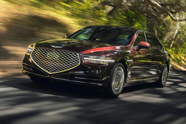 Ra đời để thay thế vị trí của đàn anh Hyundai Equus, mẫu sedan hạng sang Genesis G90 cho thấy tham vọng của thương hiệu ôtô Hàn Quốc nhắm vào các đối thủ lâu đời trong phân khúc như: Mercedes-Benz S-Class, BMW 7-Series hay Audi A8...
