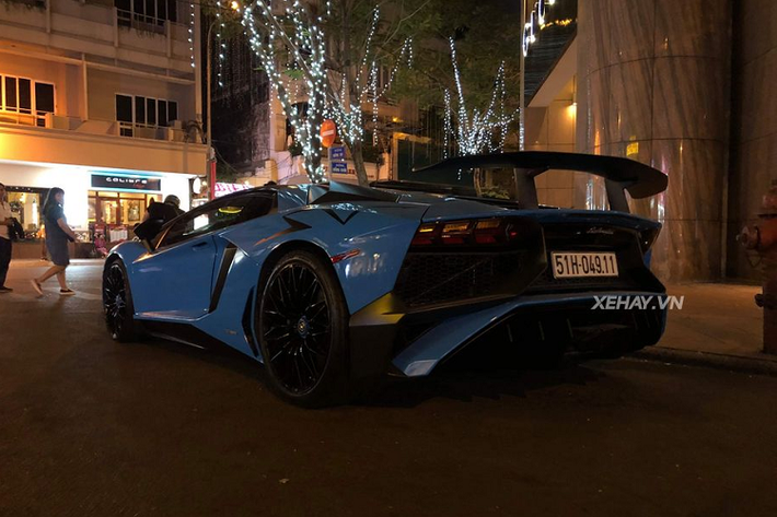 Xe sở hữu bộ mâm 21 inch đa chấu sơn đen nhám kết hợp với bộ lốp Pirelli của Aventador SV coupe. Những nâng cấp khí động học đáng chú ý của Aventador SV coupe bao gồm bộ líp cản trước sửa đổi và bộ khuếch tán phía sau cùng cánh gió cỡ lớn, hệ thống lái điện tử nâng cấp cho khả năng cơ động ở tốc độ cao, hệ thống treo bổ sung các thanh giằng giúp tăng độ ổn định.